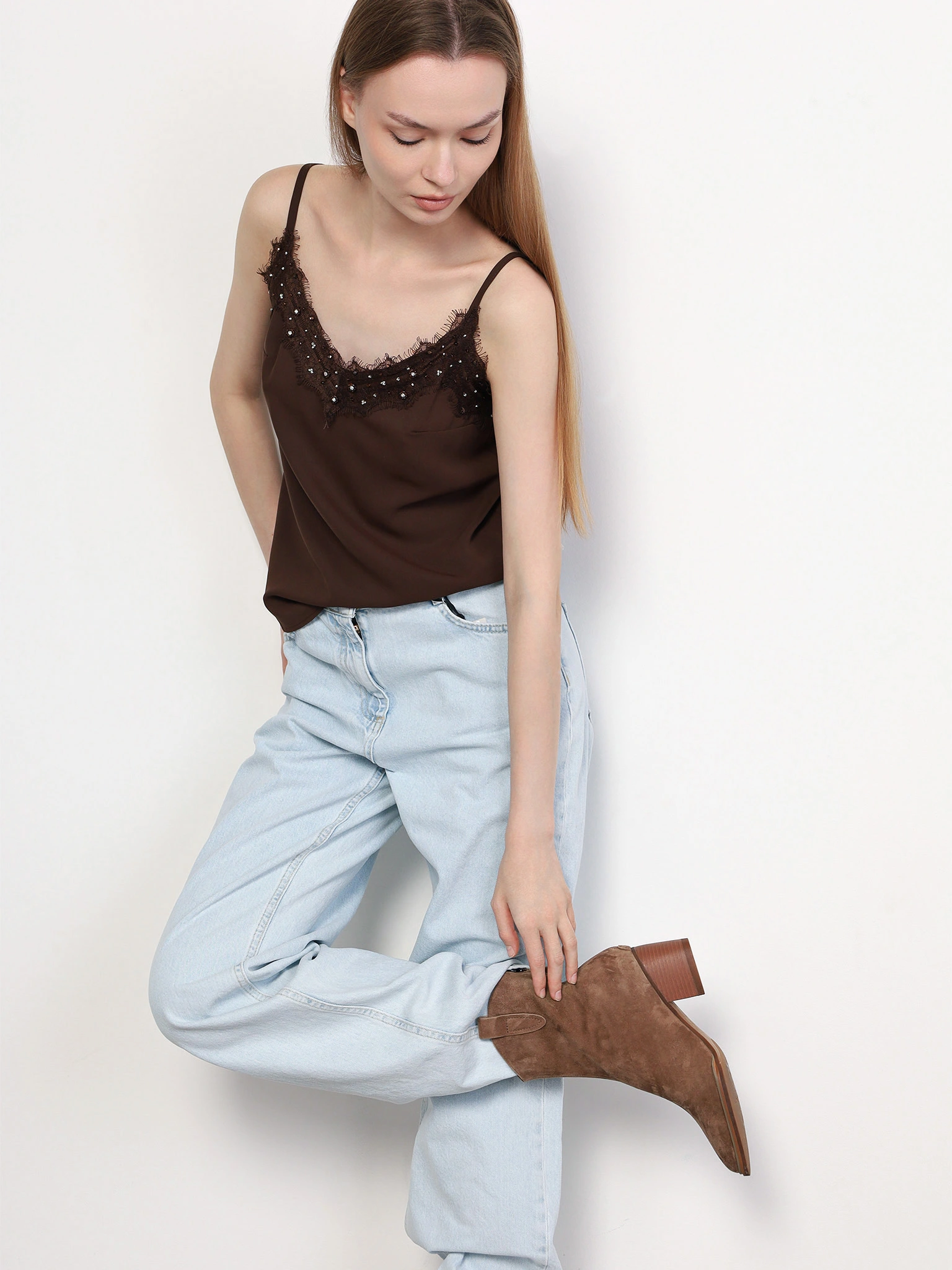 Топ коричневого цвета с кружевом и цепочкой-мониль